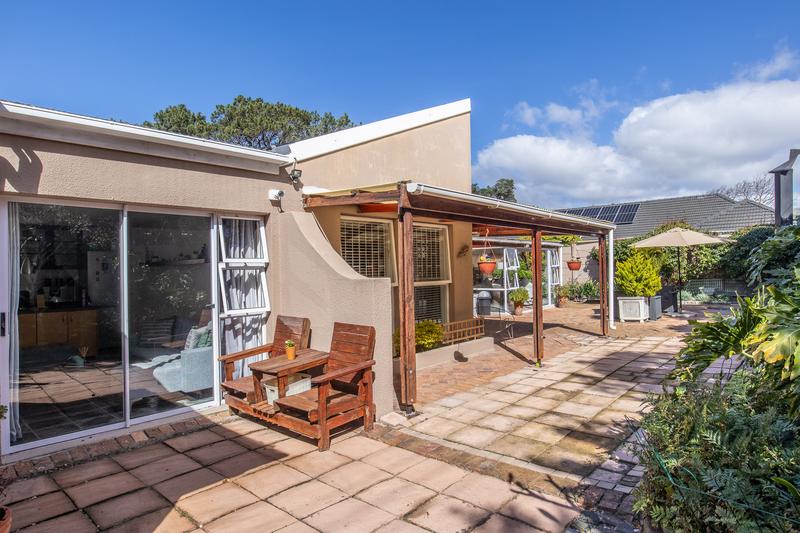 5 Bedroom Property for Sale in Meadowridge Western Cape